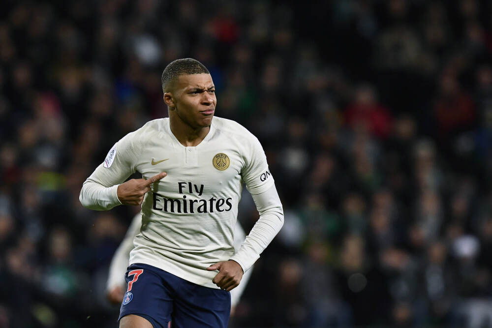 7帽平历史后卫单场纪录! 怀特: 这很不可思议 能比肩传奇意义非凡